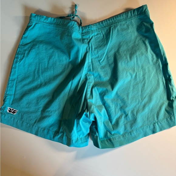 BE PRESENT Yoga inspired short Sz. Med. - Picture 3 of 8